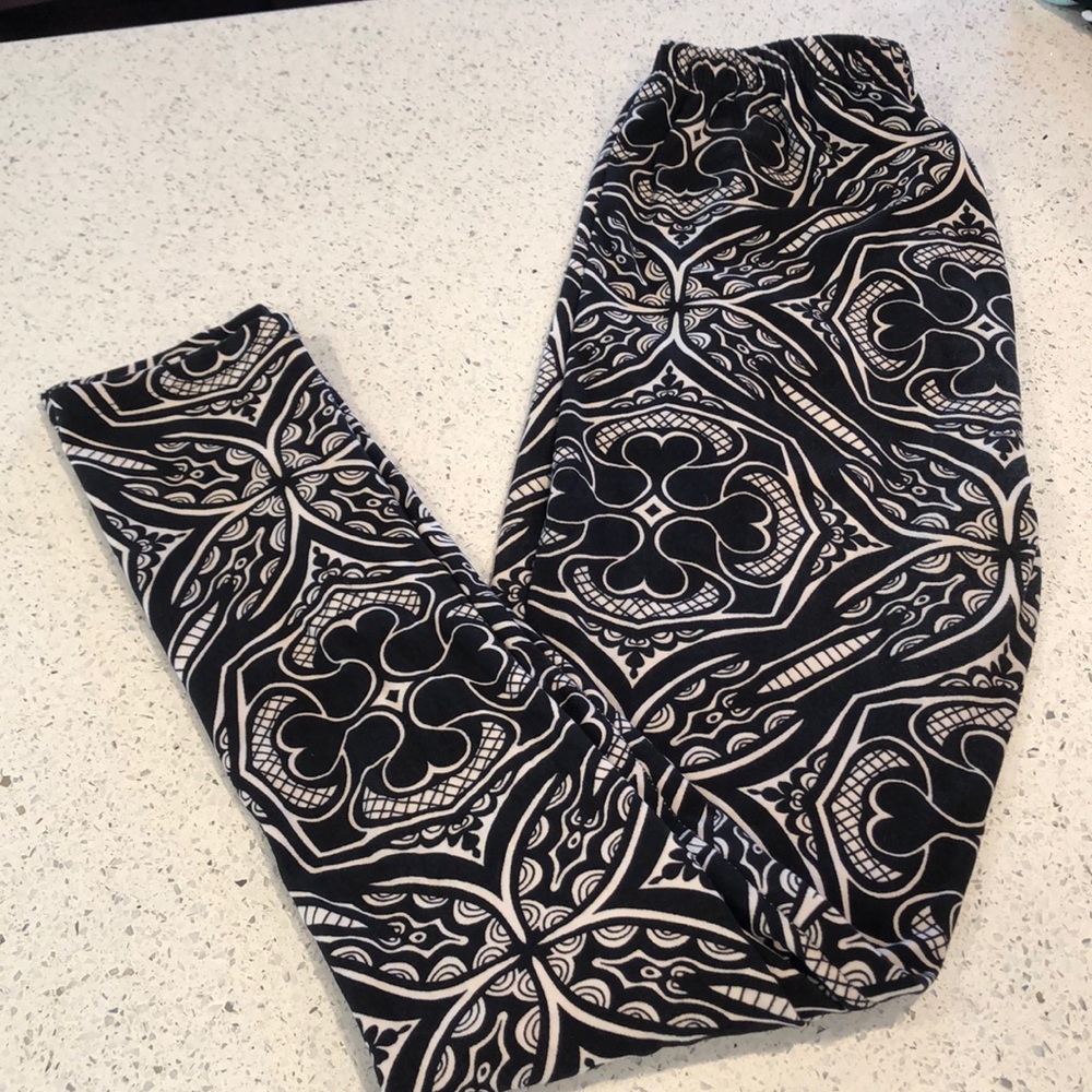 Black and cream leggings. OS.
